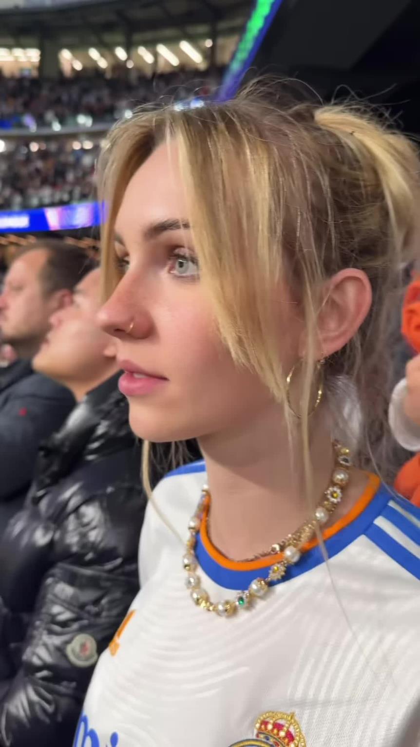 皇馬女球迷看到姆巴佩后流口水這是嚇得還是崇拜啊~